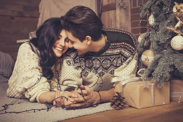 Linda morena caucasiana casal amoroso romântico em aconchegante quente — Fotografia de Stock