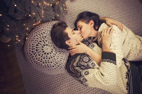 Красивая брюнетка кавказская романтическая влюбленная пара в уютном теплом — стоковое фото