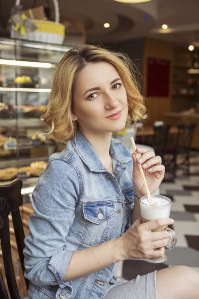 Blonde (mit dunklen Wurzeln) kaukasische Frau im lässigen Sommeroutfit — Stockfoto