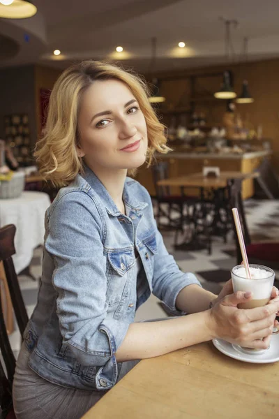 Rubia (con raíces oscuras) mujer caucásica en traje casual de verano — Foto de Stock