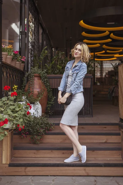 Loira (com raízes escuras) mulher caucasiana em roupa de verão casual — Fotografia de Stock