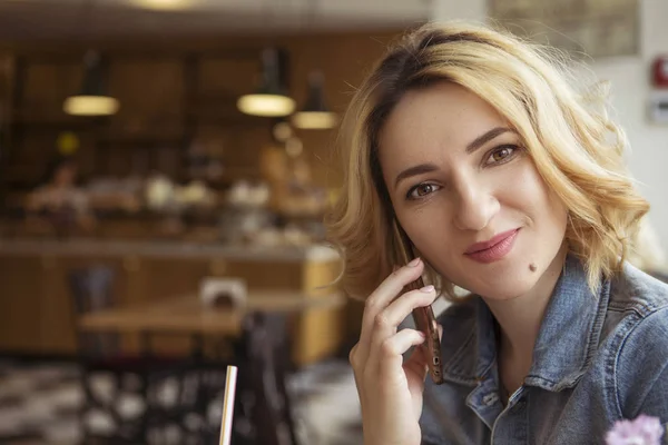 Blonde (with dark roots) caucasian woman in casual summer outfit — Stock Photo, Image