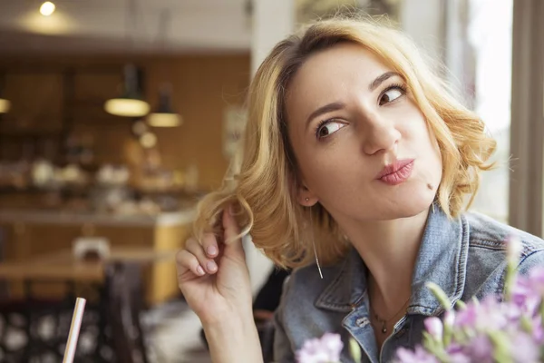 Blond (med mörka rötter) kaukasisk kvinna i casual sommar outfit — Stockfoto