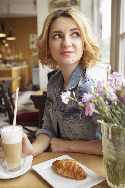 Blonde (mit dunklen Wurzeln) kaukasische Frau im lässigen Sommeroutfit — Stockfoto