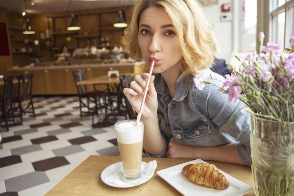 Blonde (mit dunklen Wurzeln) kaukasische Frau im lässigen Sommeroutfit — Stockfoto