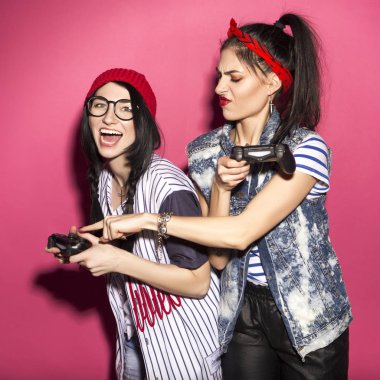 İki beyaz esmer hipster kadında rahat şık kıyafeti ha