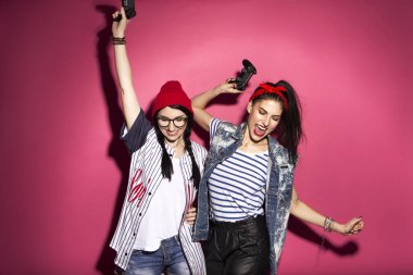 İki beyaz esmer hipster kadında rahat şık kıyafeti ha