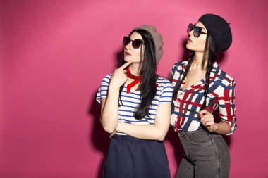 İki beyaz esmer hipster kadın rahat şık Fransız kuruluş biriminde