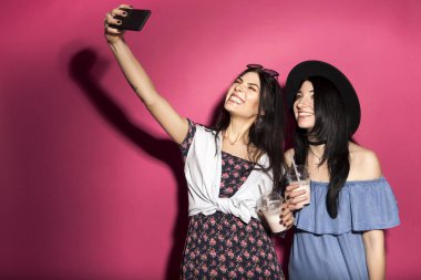 İki beyaz esmer hipster kadında rahat şık kıyafeti ha