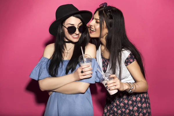 Two caucasian brunette hipster woman in casual stylish outfit ha — Stock Photo, Image
