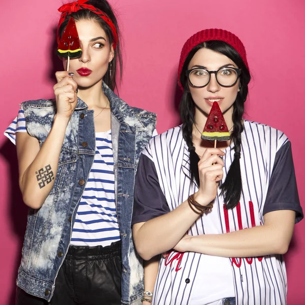 Δύο γυναίκα Καυκάσιος μελαχρινή hipster στο κομψά casual στολή χα — Φωτογραφία Αρχείου