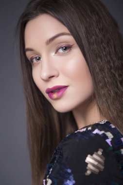 Yaratıcı makyaj (payetler ve glit ile Kafkas esmer kadın