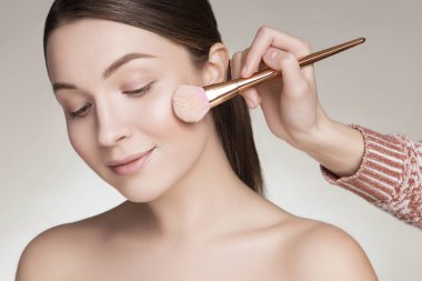 Güzel esmer beyaz genç kadını hazırlanıyor sanatçı olun