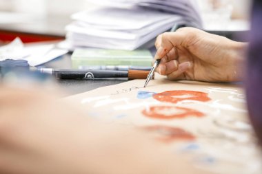 Kadın hat yazıları, sanat bir kağıt kalem b kullanarak yapmak