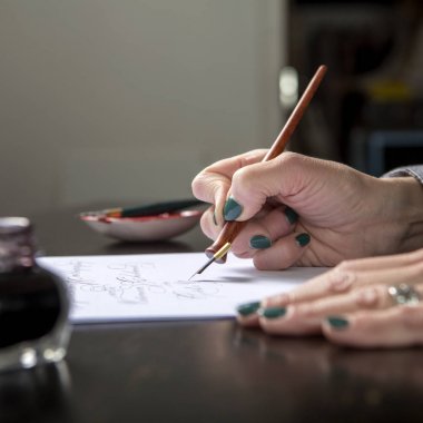 Kadın hat yazıları, sanat bir kağıt kalem b kullanarak yapmak
