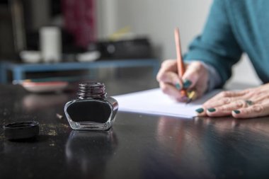 Kadın hat yazıları, sanat bir kağıt kalem b kullanarak yapmak