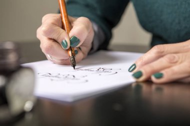 Kadın hat yazıları, sanat bir kağıt kalem b kullanarak yapmak
