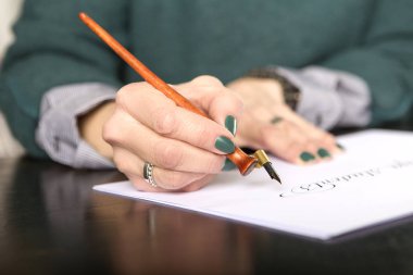 Kadın hat yazıları, sanat bir kağıt kalem b kullanarak yapmak