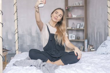 Şık beyaz kadın rahat hipster kıyafeti oturan bir olmak