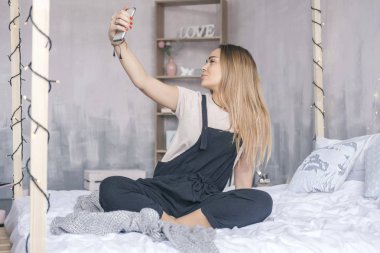 Şık beyaz kadın rahat hipster kıyafeti oturan bir olmak