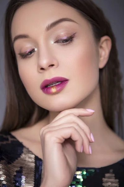Caucasico bruna donna con creativo make up (paillettes e glit — Foto Stock