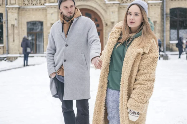 Elegante pareja caucásica de hombre y mujer caminando en el europeo —  Fotos de Stock