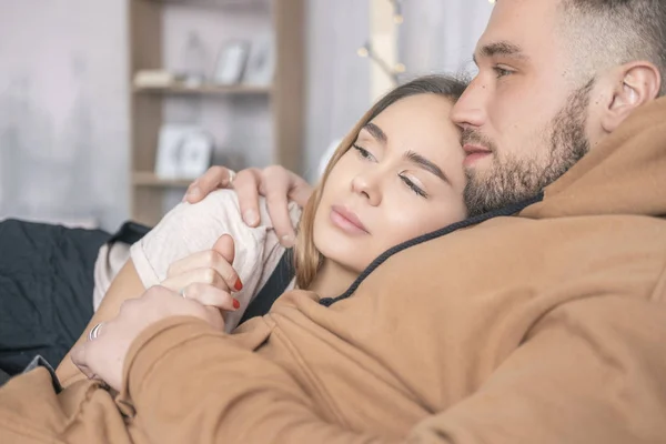 Elegante coppia hipster di uomo e donna seduti sul letto nel loro — Foto Stock