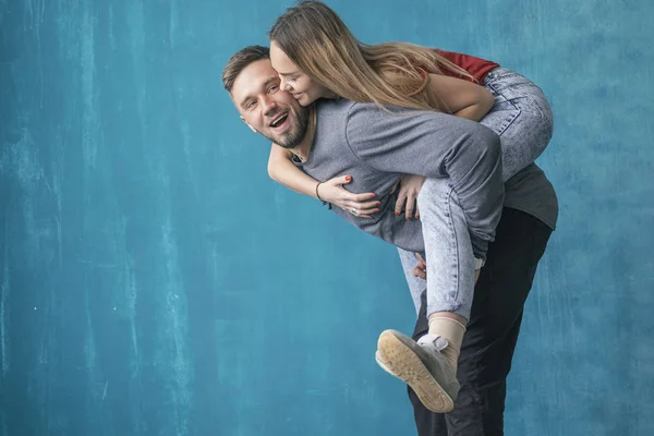 Snygg hipster souple i avslappnad mysig outfit stående nära blå — Stockfoto