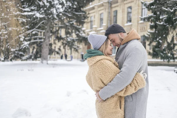 Elegante pareja caucásica de hombre y mujer caminando en el europeo — Foto de Stock