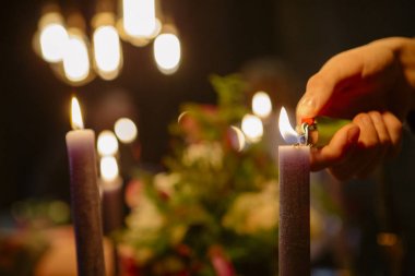 Birisi bir festival düğün yemek masası üzerinde mum aydınlatma. Karanlık loş mum ışığı. Kopya alanı