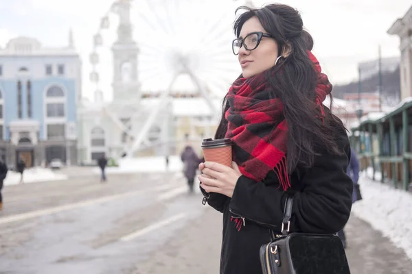 Linda Joven Morena Caucásica Estudiante Paseo Por Las Calles Ciudad —  Fotos de Stock