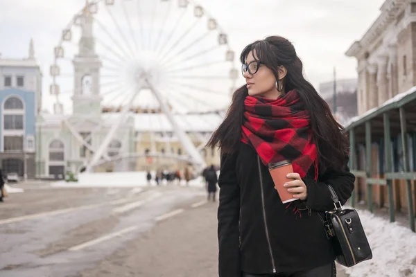 Aranyos Fiatal Kaukázusi Barna Diák Európai Város Utcáin Sétálva Visel — Stock Fotó