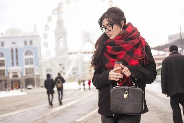 도시의 거리에서 산책에 귀여운 그녀는 Blac 코트와 스카프를 — 스톡 사진