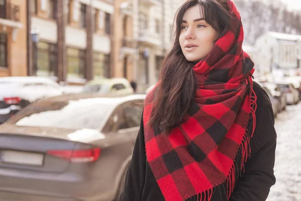 可爱的年轻白种黑发女学生在欧洲城市街道散步 她穿着拉丁大衣和格子红围巾 寒冷的冬天天气 — 图库照片