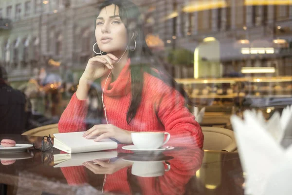 Linda Morena Más Mujer Tamaño Trabajando Distancia Freelance Sentado Cafetería —  Fotos de Stock