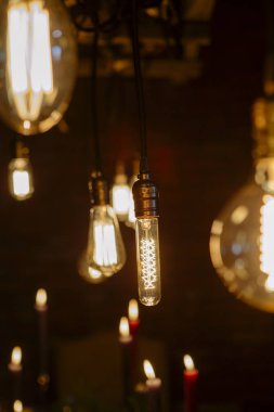 Yaratıcı lamba ışık şenlikli düğün yemeği tablonun üstüne. Koyu lamba loş ışık. Kopya alanı