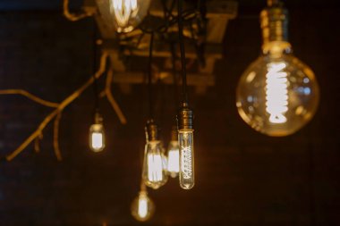 Yaratıcı lamba ışık şenlikli düğün yemeği tablonun üstüne. Koyu lamba loş ışık. Kopya alanı