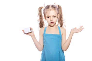 Beyaz izole zemin üzerinde mavi elbiseli Genç yedi yaşında esmer kız. Hayretle, sürpriz duygular yüzünde. Evet