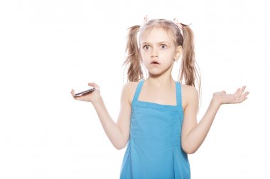 Beyaz izole zemin üzerinde mavi elbiseli Genç yedi yaşında esmer kız. Hayretle, sürpriz duygular yüzünde. Evet