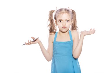 Beyaz izole zemin üzerinde mavi elbiseli Genç yedi yaşında esmer kız. Hayretle, sürpriz duygular yüzünde. Evet