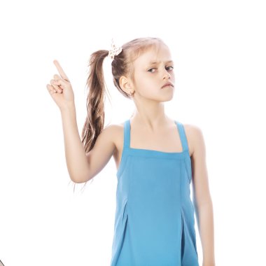 Beyaz izole zemin üzerinde mavi elbiseli Genç yedi yaşında esmer kız. Yüzündeki kızgın, mutsuz, hüzünlü duygular