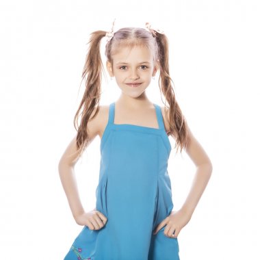 Beyaz izole zemin üzerinde mavi elbiseli Genç yedi yaşında esmer kız. Yüzünde gülümseme ve mutluluk duygular. Kız Bayan iki ön diş