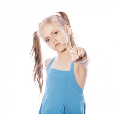 Beyaz izole zemin üzerinde mavi elbiseli Genç yedi yaşında esmer kız. Yüzündeki kızgın, mutsuz, hüzünlü duygular