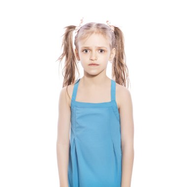 Beyaz izole zemin üzerinde mavi elbiseli Genç yedi yaşında esmer kız. Mutsuz, hüzünlü duygular yüzünde