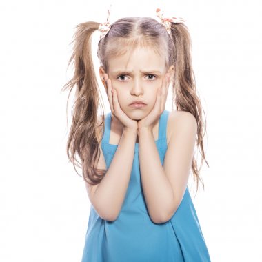 Beyaz izole zemin üzerinde mavi elbiseli Genç yedi yaşında esmer kız. Mutsuz, hüzünlü duygular yüzünde