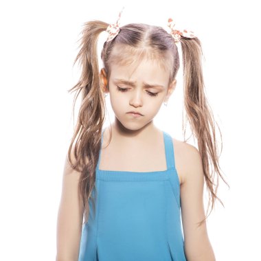 Beyaz izole zemin üzerinde mavi elbiseli Genç yedi yaşında esmer kız. Mutsuz, hüzünlü duygular yüzünde