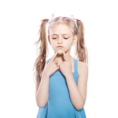 Beyaz izole zemin üzerinde mavi elbiseli Genç yedi yaşında esmer kız. Düşünceli, düşünme duygular yüzünde