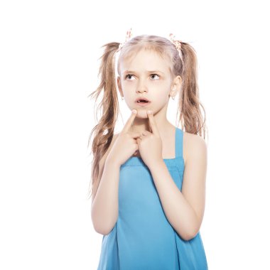 Beyaz izole zemin üzerinde mavi elbiseli Genç yedi yaşında esmer kız. Düşünceli, düşünme duygular yüzünde