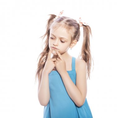 Beyaz izole zemin üzerinde mavi elbiseli Genç yedi yaşında esmer kız. Düşünceli, düşünme duygular yüzünde