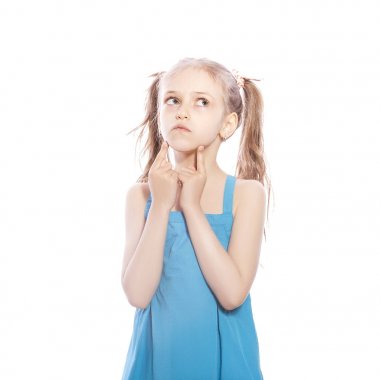 Beyaz izole zemin üzerinde mavi elbiseli Genç yedi yaşında esmer kız. Düşünceli, düşünme duygular yüzünde